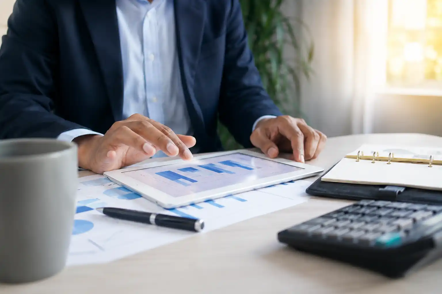 Vorbereitung Finanzpräsenttaion auf Tablet