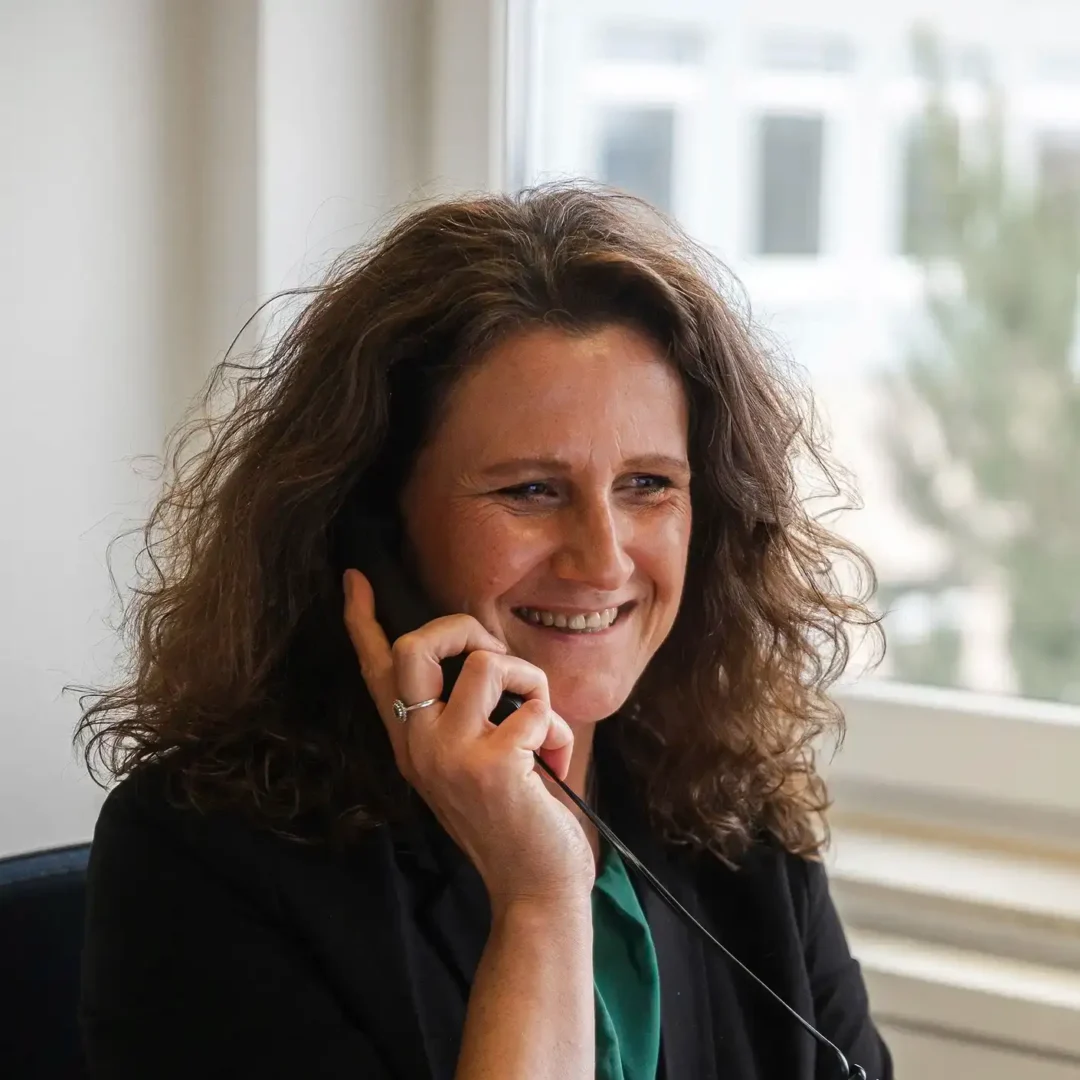 Sabine Stein-Runge beim Telefonieren